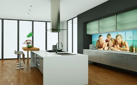 Moderne weiße Küche mit Fotodruck auf Glas