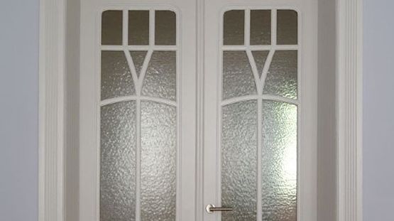 weiße Tür mit Glasflächen