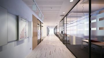 Bürogang mit gestreiften Wänden aus Glas