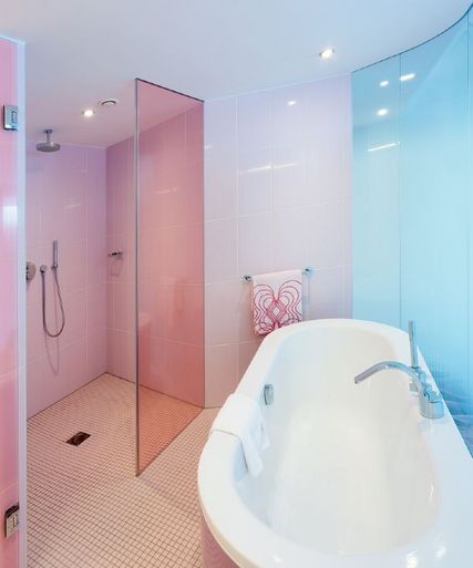duschglaswand rosa mit Badewanne im Raum