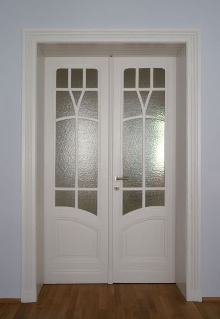 Weiße Tür mit Glasflächen