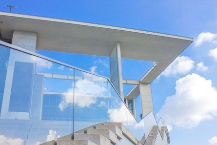 Glasgeländer Außenstiege blick auf Himmel